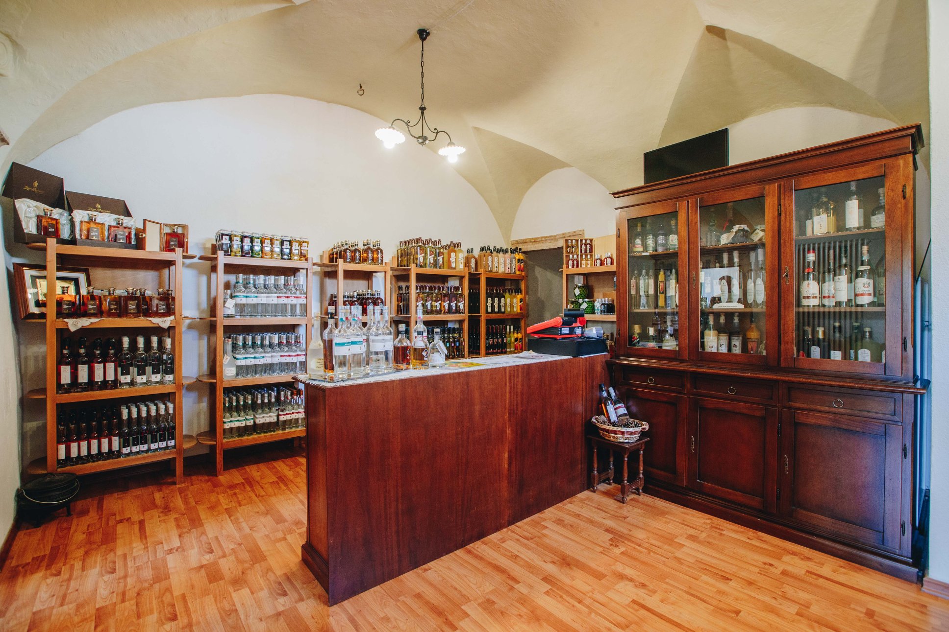 Acquisti nel negozio sito nella sede storica della Distilleria Rossi d'Anaunia